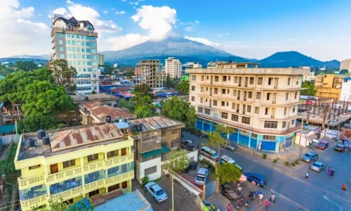 La Ville d_Arusha avec le Mont Meru en Arrière-Plan