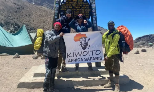guide du Kilimandjaro prenant une photo avec des grimpeurs au camp (1)